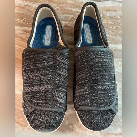 Brand new never worn women's Velcro shoes Size 7. Perfect for swollen feet. - Picture 2 of 9